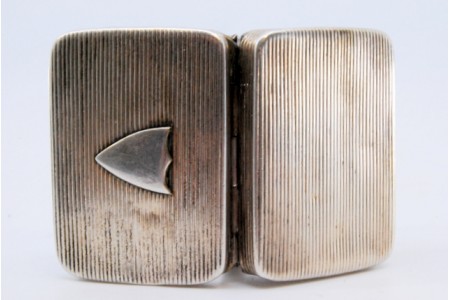  Caixa de vinagrete em prata canelada com cartela na tampa para monograma.